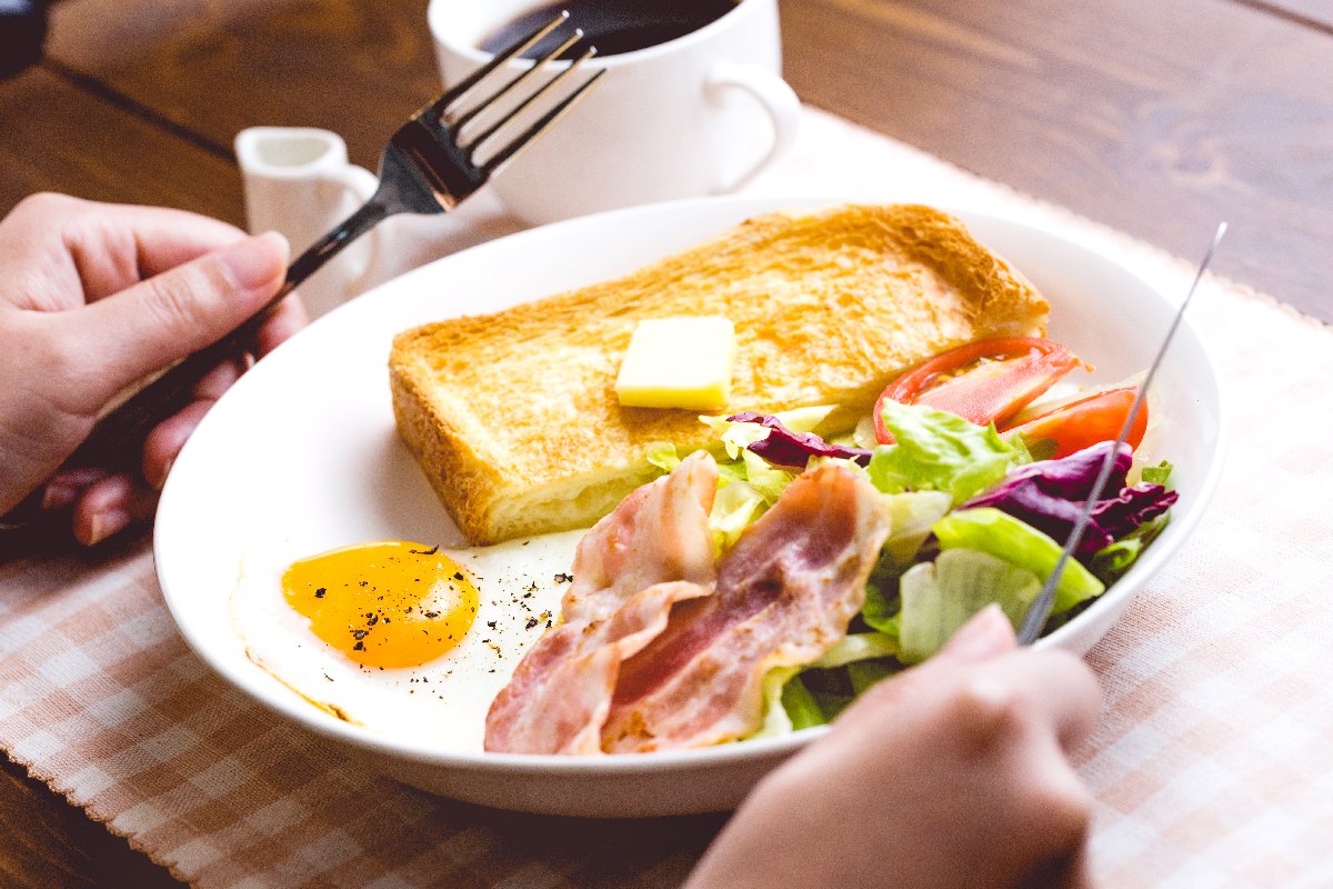 「朝食は大切、朝食抜きは不健康」という常識は本当なのか？朝食を抜くと逆に太る説などを検討❗